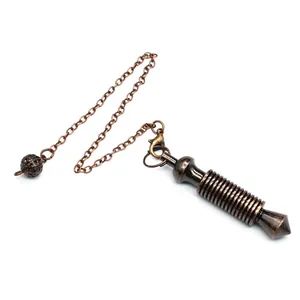Vue détaillée d'un pendule de sourcier vintage en bronze avec design en spirale et chaîne