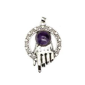 Dettaglio del ciondolo a mano alla moda con pietra naturale viola tonda in argento