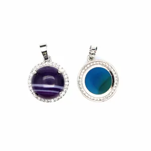 Detailansicht der mikro-gepflasterten Anhänger aus Naturachat in violetten und blauen Tönen
