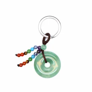 Detailweergave van natuursteen sleutelhanger met kleurrijke chakra kralen