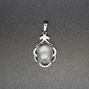 Detalle de un colgante de ágata azul ovalada con marco de plata calado