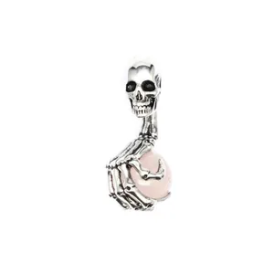 Gothic-Punk-Anhänger mit Totenkopf und Skeletthand, der einen rosa Naturstein hält