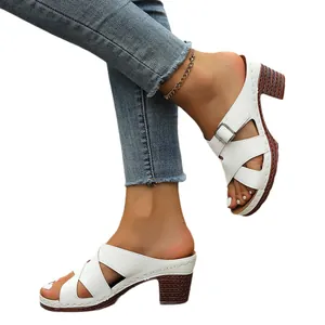 Weiße Damen Sandalen mit Kreuzriemen und Blockabsatz im modischen Cut-Out-Stil