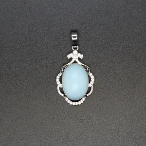 Primer plano de un colgante calado con ágata azul claro y micro-pavé de piedras