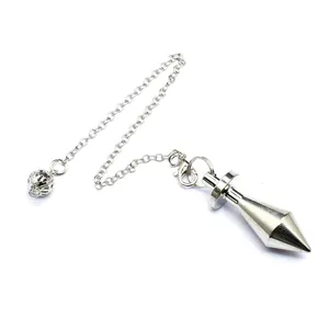 Dettaglio di un pendolo per radiestesia conico in metallo argentato con una catena elegante