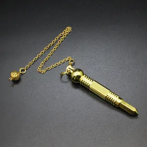 Péndulo de radiestesia profesional hexagonal de metal dorado con cadena en fondo oscuro