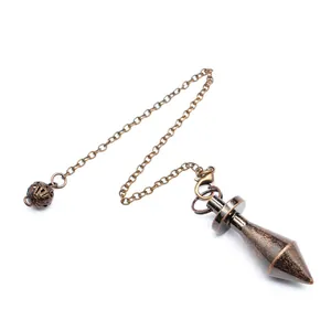 Dettaglio di un pendolo conico in metallo con finitura in bronzo antico e catena.