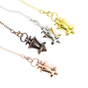 Dettaglio di pendoli in ottone nelle finiture oro, argento, bronzo e oro rosa.