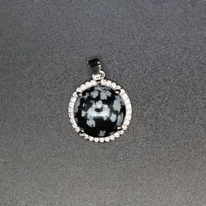 Runder Schneeflocken-Obsidian Anhänger mit funkelndem Mikro-Pavé-Rand in der Detailansicht.