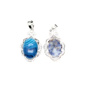 Primer plano de colgantes de plata calada con ágata azul bandeada y piedra sodalita.