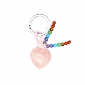 Detailansicht des rosa Herzkristalls und der bunten Chakra-Perlen am Schlüsselbund.