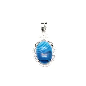 Vista detallada de un elegante colgante de ágata de rayas azules con micro-pavé de cristal