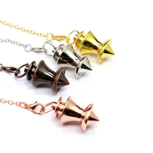 Dettaglio di pendoli per divinazione in oro, argento, bronzo e finiture oro rosa.