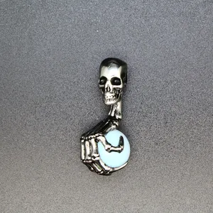 Detailansicht des silbernen Punk-Totenkopf-Anhängers mit hellblauer Natursteinkugel.
