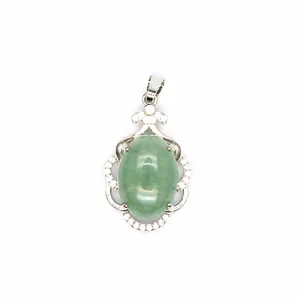 Vista detallada de un elegante colgante calado de plata con una gema verde ovalada