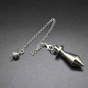 Primo piano dettagliato di un pendolo divinatorio conico in metallo argento con catenina