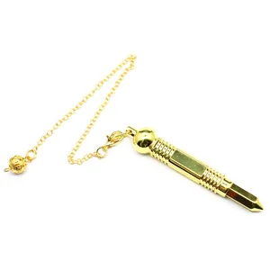 Péndulo de metal hexagonal dorado con cadena fina para adivinación y meditación.
