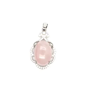 Detalle de un elegante colgante de cuarzo rosa con montura de plata calada.