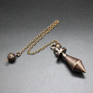 Dettaglio di un pendolo divinatorio conico in bronzo antico con catena in metallo