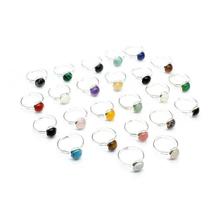 Assortimento di anelli in pietre naturali colorate con fasce d'argento regolabili