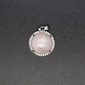 Makro-Detail eines runden rosa Naturstein-Anhängers mit CZ-Halo-Fassung