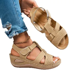 Sandali da donna con zeppa color kaki con cuciture a incrocio e suola platform