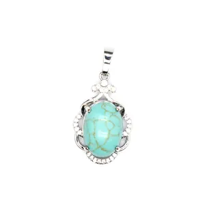 Detalle de un elegante colgante calado micro-pavé con piedra de ágata azul veteada