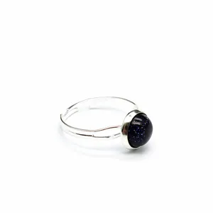 Vista dettagliata di un anello d'argento regolabile con pietra di sabbia blu tonda