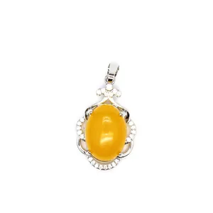 Vista detallada de colgante ovalado amarillo con engaste de plata calada y microengaste