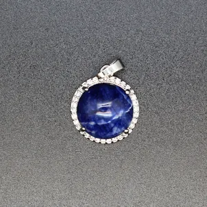 Detailansicht eines runden blauen Naturstein-Anhängers mit glitzerndem Halo-Design