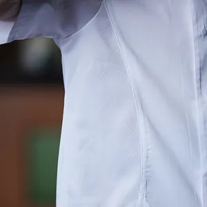 Λευκή κοντομάνικη στολή σεφ με διαπνέον πλέγμα κάτω από τις μασχάλες για το καλοκαίρι
