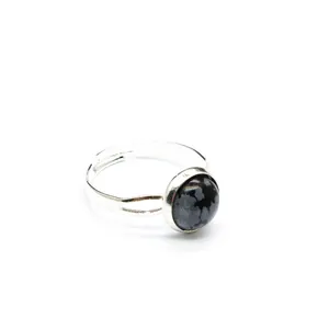 Primo piano di un anello in argento regolabile con una pietra rotonda di ossidiana neve
