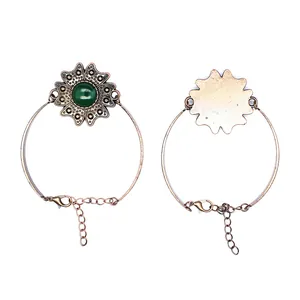 Detaillierte Vorder- und Rückansicht eines Vintage-Blumenarmbands mit grünem Stein.