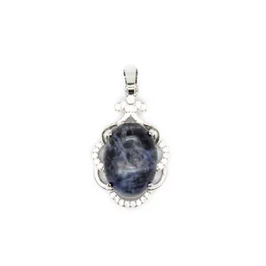 Primer plano de colgante de ágata azul a rayas con elegante diseño calado en plata