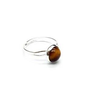 Dettaglio ravvicinato di un anello regolabile in argento con pietra occhio di tigre