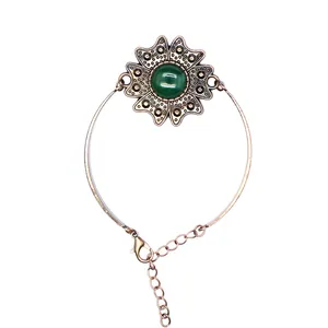 Detailansicht eines Vintage-Armbands aus Bronze mit grünem Achatstein