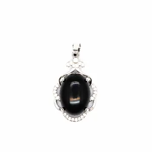 Vista detallada de un elegante colgante de plata con una piedra ovalada negra y micro pavé