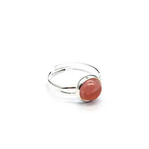 Dettaglio ravvicinato della pietra naturale rosa liscia su anello regolabile argento