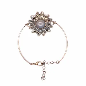 Vintage Bronze Blumenarmband mit grauem Edelstein und verstellbarer Gliederkette
