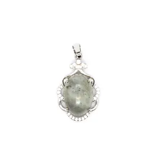 Detalle de un elegante colgante de plata calado con cristales y piedra de ágata gris ovalada