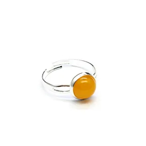 Anello regolabile minimalista color argento con pietra preziosa gialla tonda liscia.