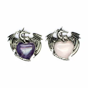 Detail von Vintage-Silberdrachenanhängern mit Amethyst- und Rosenquarzsteinen in Herzform
