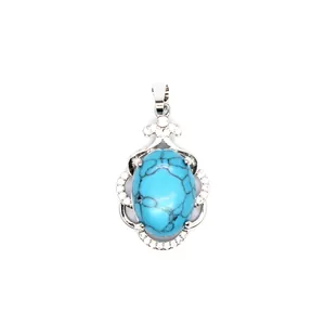 Primer plano de un colgante de filigrana de plata con una gran piedra ovalada azul rayada