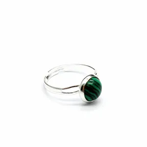Dettaglio di un anello regolabile in argento con pietra tonda verde tipo malachite