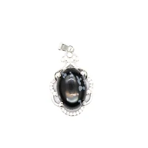 Elegante colgante hueco micro-pave plateado con una piedra ovalada de obsidiana nevada