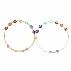 Primo piano di bracciali fatti a mano in filo metallico con perle di cristallo naturale