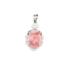 Vista detallada de un colgante de piedra rosa ovalada con marco de cristal micro-incrustado plata