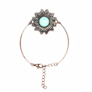 Detailaufnahme eines Vintage Bronze Blumenarmbands mit grünem Türkisstein Inlay.