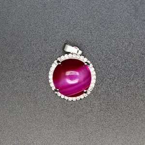 Detailaufnahme eines runden Magenta-Achat-Anhängers mit Mikro-Pave-Kristallbesatz