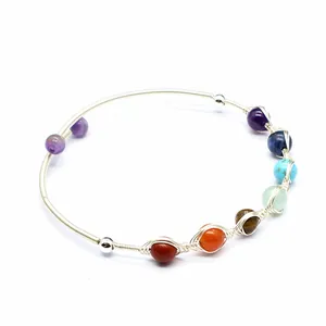 Bracciale rigido fatto a mano in filo d'argento con sette perle di pietra naturale chakra